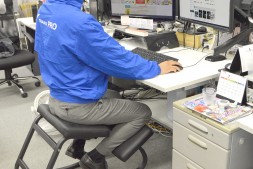 日本Thanko,缓解办公室久坐压力的产品:摇摇凳子